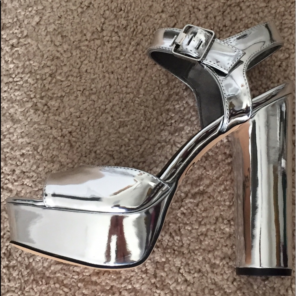 ✨SILVER METALLIC HIGH HEELS✨Size 7✨New w/box✨